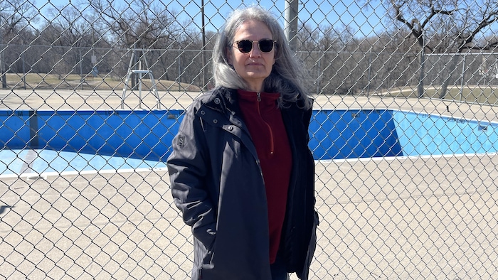 Michelle Berger à la piscine Happyland à Saint-Boniface, le 23 avril 2024.