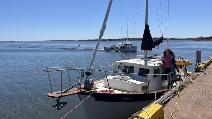 Michelle Bloyce est debout sur son bateau.