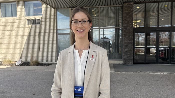 Michelle Boileau devant l'hôtel de ville de Timmins.
