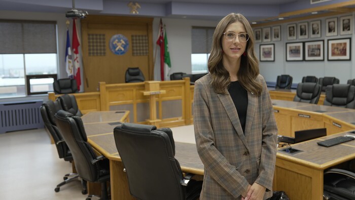 Michelle Boileau pose dans son bureau à Timmins.