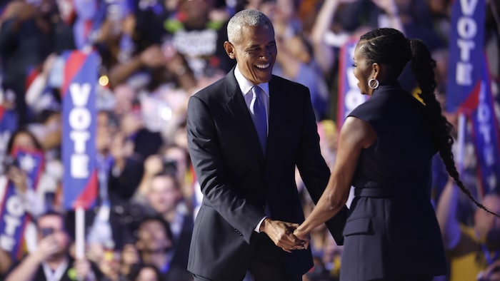 A ex-primeira-dama Michelle Obama e o ex-presidente dos Estados Unidos Barack Obama no palco do United Center em Chicago.