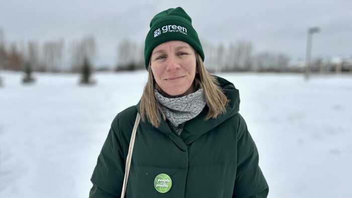Portrait de Michelle Petersen qui porte un bonnet à l'effigie du Parti vert.