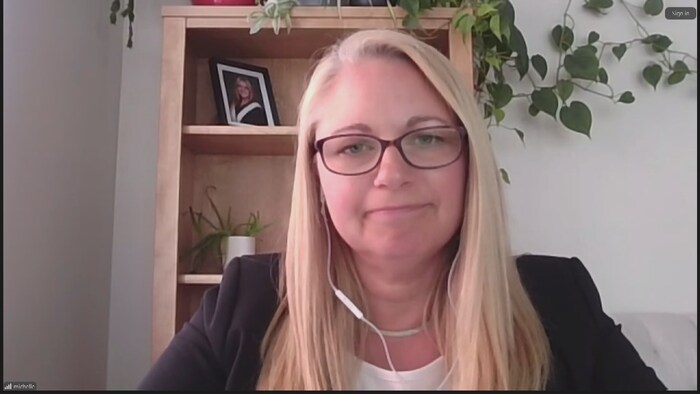 Une seizure  d'écran d'une entrevue avec Michelle Robichaud. 