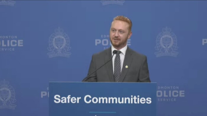 Mickey Amery, le ministre de la Justice de l’Alberta, parle devant un pupitre, le 11 septembre 2023 à Edmonton.