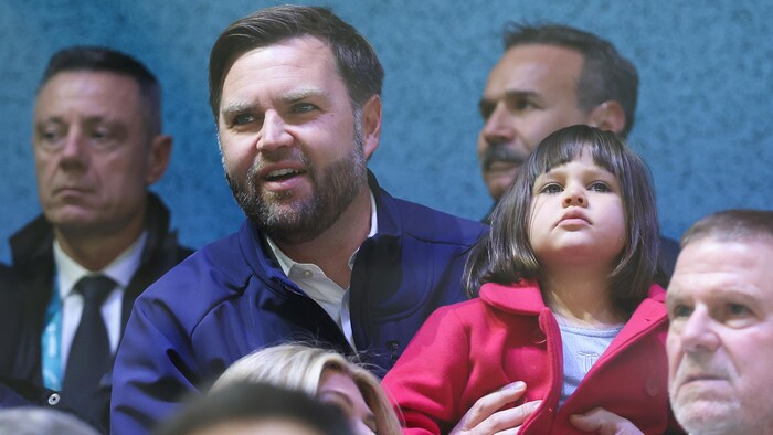 Le vice-président américain J. D. Vance et sa fille Mirabel ont assisté à la rencontre de hockey féminin opposant les Américaines et les Tchèques à l'Aréna Rho de Milan, jeudi.