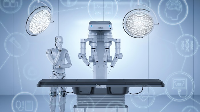 Un robot se tient près d'une table d'opération munie d'un système robotisé.