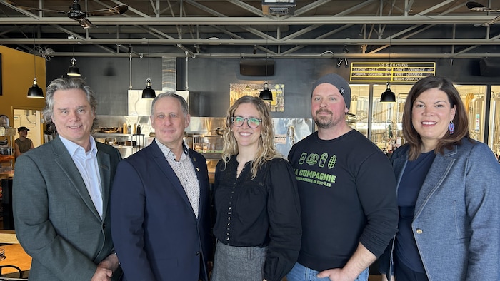 Des personnes pose devant la caméra dans une microbrasserie