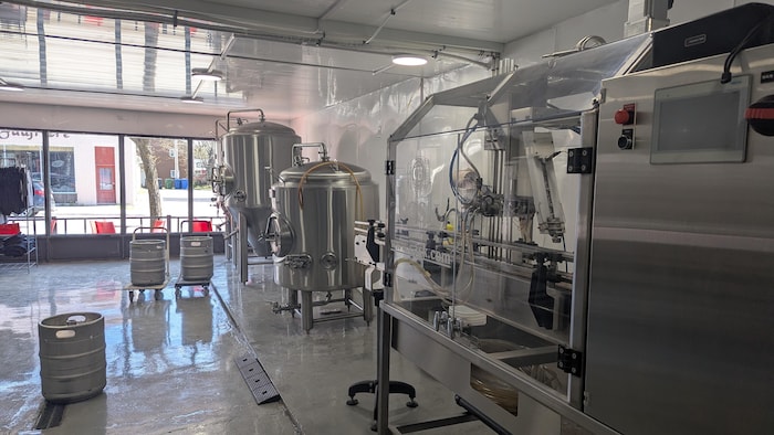 Une microbrasserie. 