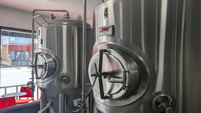 Des fermenteurs dans une microbrasserie.  