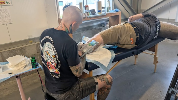 Un tatoueur à l'oeuvre.