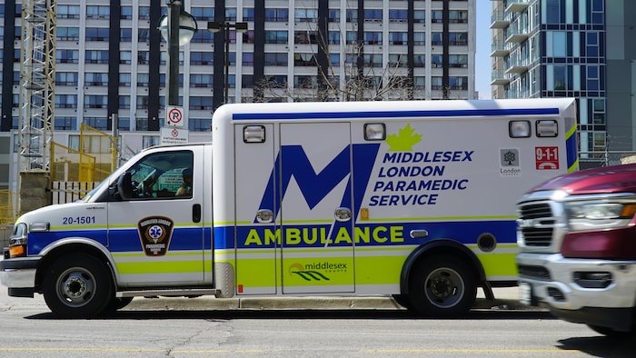 Un véhicule Middlesex-London Paramedic Services (MLPS) sur les lieux d'un incident à London.