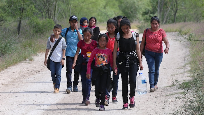 Niños caminantes.