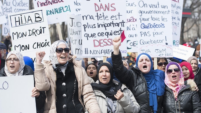 Manifestantes en el centro de Montreal rechazan el proyecto de ley 21 que prohíbe el uso de signos religiosos el domingo 7 de abril de 2019.