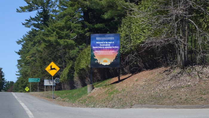 Un panneau annonce la délimitation de la communauté mohawk de Kanesatake et de la municipalité d'Oka.
