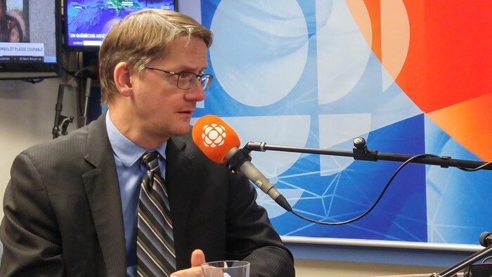 Le député péquiste de Jonquière, Sylvain Gaudreault, se trouve dans un studio de Radio-Canada.