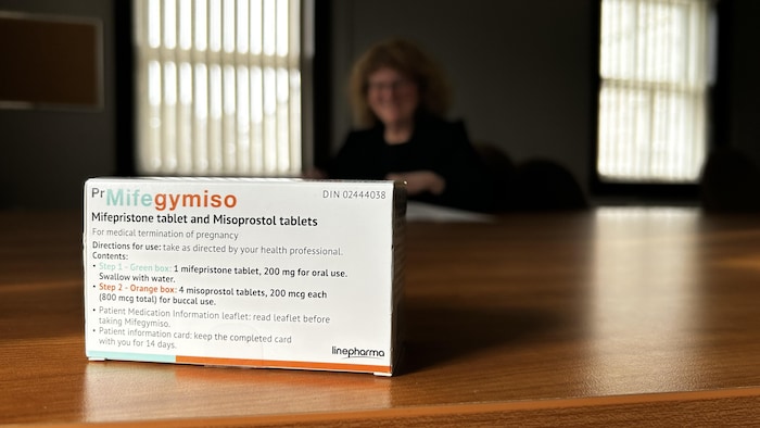 Un paquet de médicament qui contient de la mifépristone et du misoprostol.