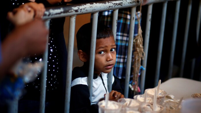 Un enfant migrant fait la file pour obtenir de la nourriture près de la frontière américaine à Tijuana au Mexique.