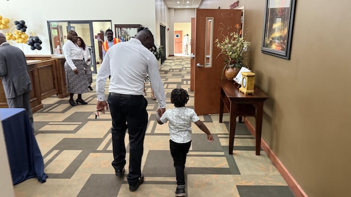 Un homme et son fils dans le couloir d'une église près d'Atlanta.