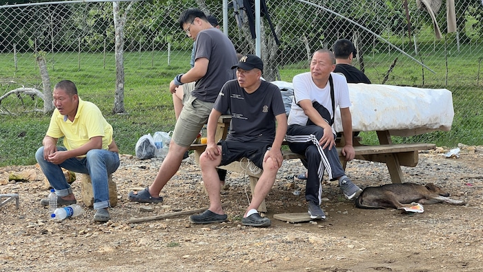 Des migrants chinois prennent une pause avant de poursuivre leur route.