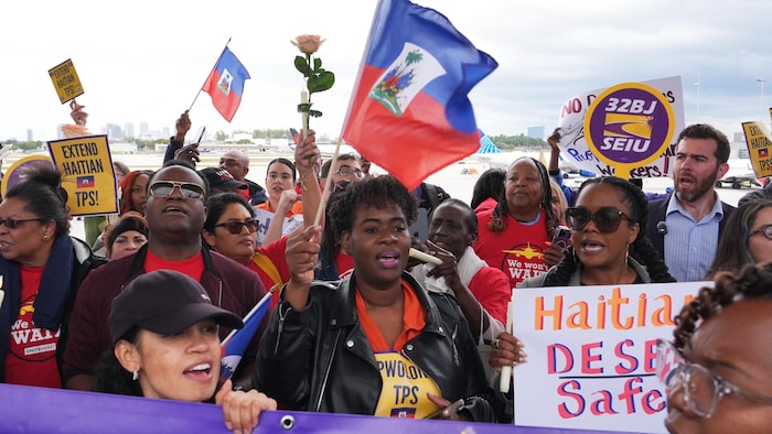 Des personnes scandent des slogans lors d'un rassemblement en faveur du maintien du statut de protection temporaire (TPS) pour les migrants haïtiens, le 28 janvier 2026, à Fort Lauderdale, en Floride.