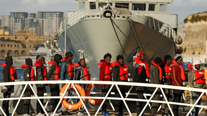 Des migrants devant le navire allemand Sea-Watch