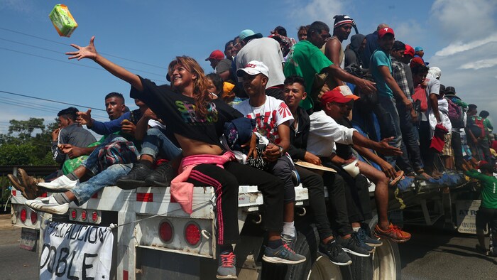 Des dizaines de migrants sur la remorque d'un camion 