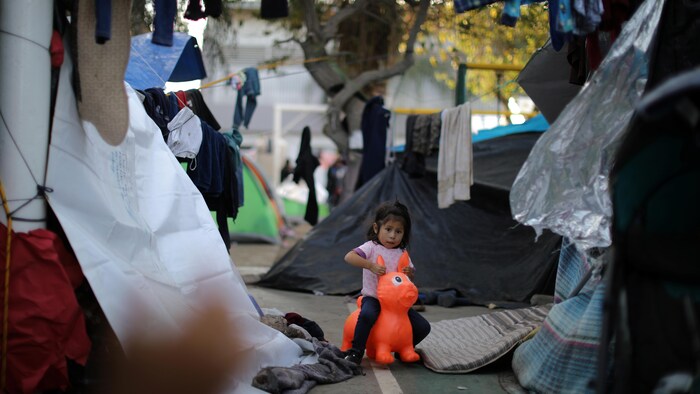 Une petite fille dans un camp de migrants