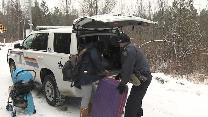 La GRC emporte les valises de la famille syrienne passée illégalement puis arrêtée à la frontière, à Hemmingford.
