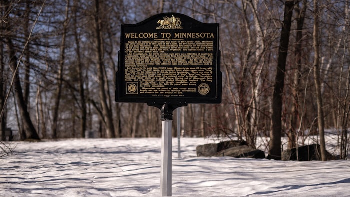 Un panneau « Bienvenue au Minnesota » dans un champ enneigé.