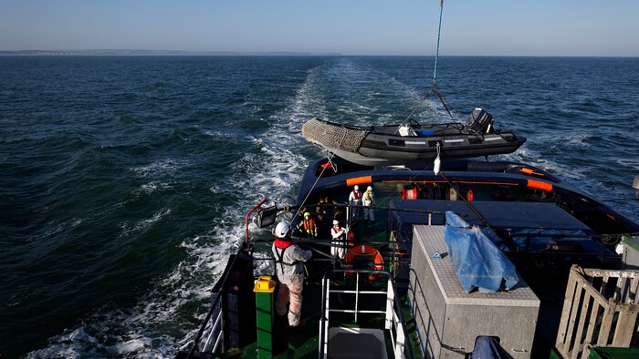 Un bateau pneumatique est repêché par un bateau de sauvetage dans la Manche.