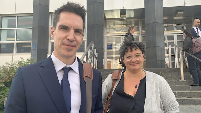 Miguel Charlebois et Julie Fortier debout devant le palais de justice de Rouyn-Noranda.