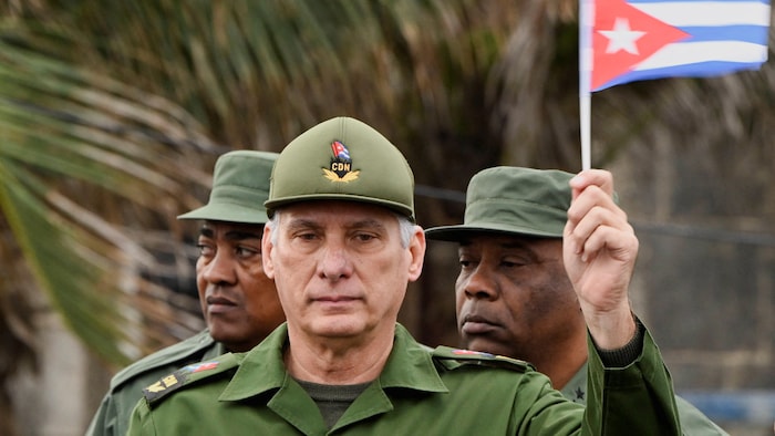 Le président cubain Miguel Diaz-Canel agite un drapeau cubain.