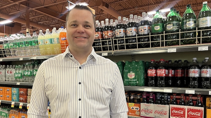 Miguel Saint-Pierre dans une allée d'épicerie.