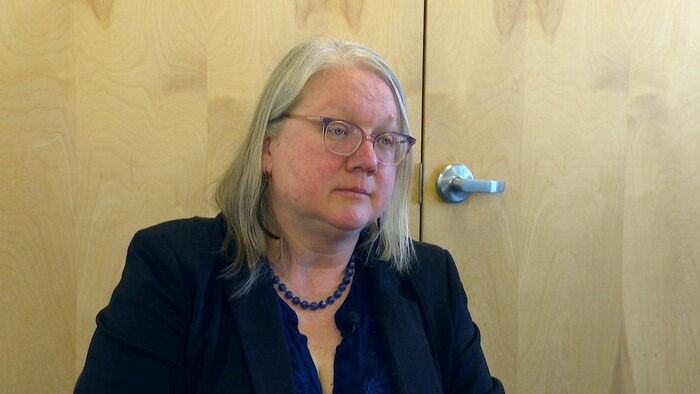 La directrice dans un bureau.