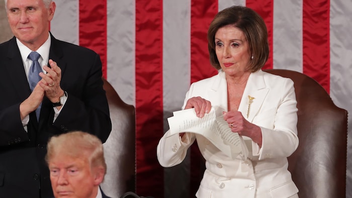 Nancy Pelosi déchire les pages sur lesquelles est imprimé le discours de Donald Trump.