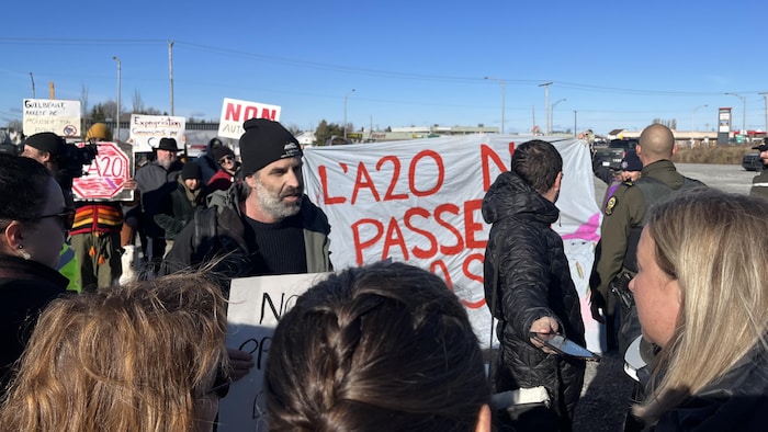 Des manifestants contre le prolongement de la 20 à la rencontre des élues caquistes en visite à Trois-Pistoles.