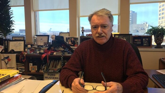 Le maire de Sarnia, Mike Bradley assis dans son bureau.