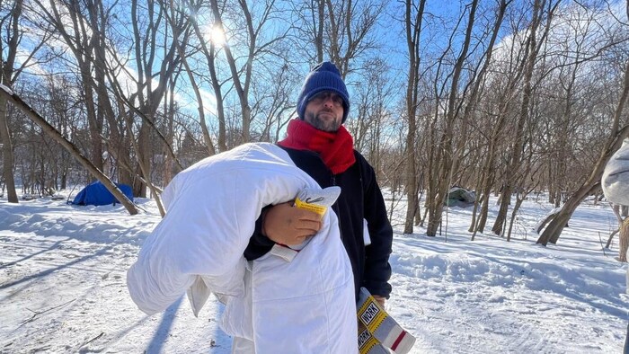 Mike et ses couvertures dehors dans la neige