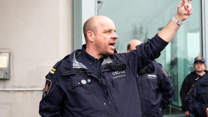 Mike Bolduc lors d'une manifestation syndicale des agents correctionnels à Laval.