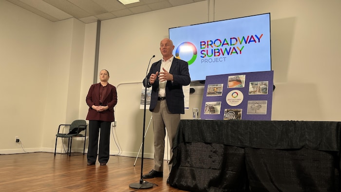 Le ministre des Transports de la Colombie-Britannique, Mike Farnworth, lors de la présentation d'une mise à jour du projet de Skytrain Broadway.