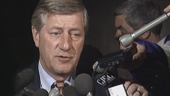 Le premier ministre de l'Ontario, Mike Harris, en mêlée de presse.