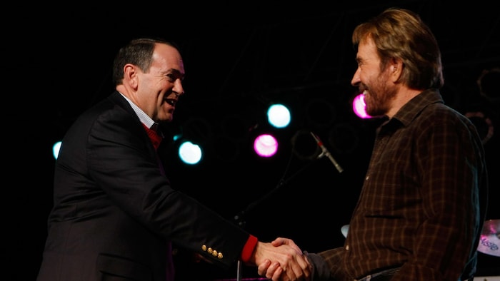 Deux hommes se serrent la main. 