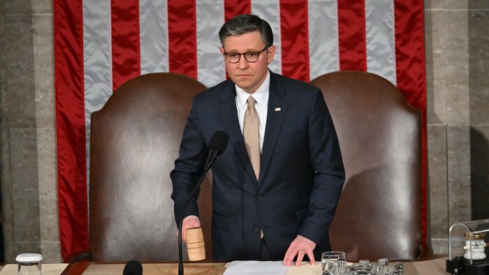 Mike Johnson donne un coup de marteau.