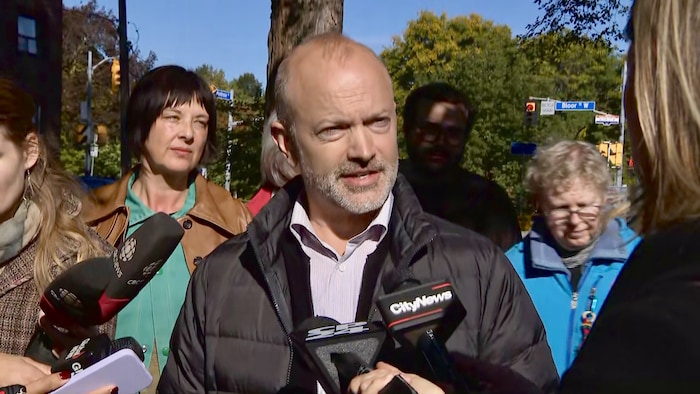Mike Layton en conférence de presse.