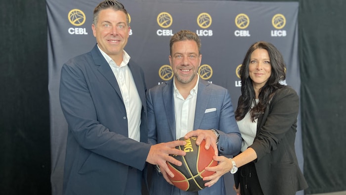 Mike-Morreale, Martin Tremblay et Annie Larouche tiennent un ballon de basket.