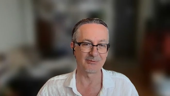 Le professeur Palamarek lors d'une entrevue en visioconférence.