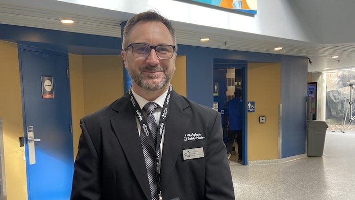 Mike Parent devant un mur à Science Nord.