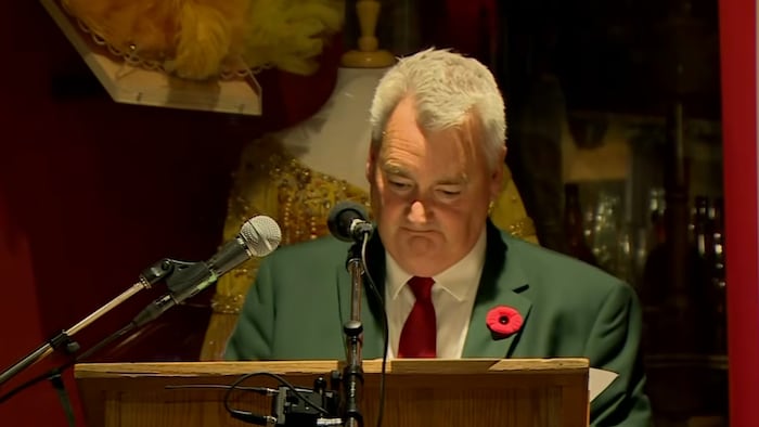 Mike Pemberton en train de faire un discours le soir des élections, le 3 novembre 2025.