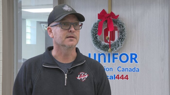 Mike Stevenson porte une casquette et des lunettes.