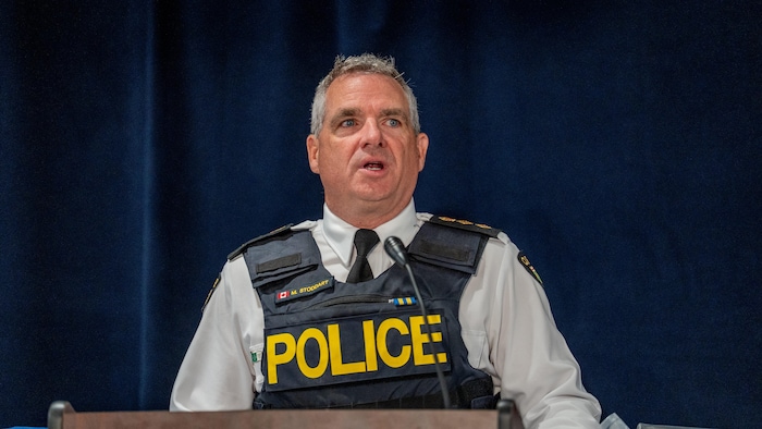 Mike Stoddart parlant aux médias pendant une conférence de presse.